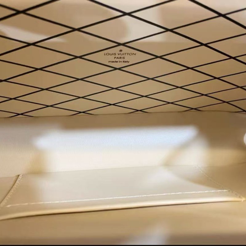 LV 限量版白雪公主PETITE MALLE系列硬盒子水波紋斜背包20*13cm 98新配件塵袋-1