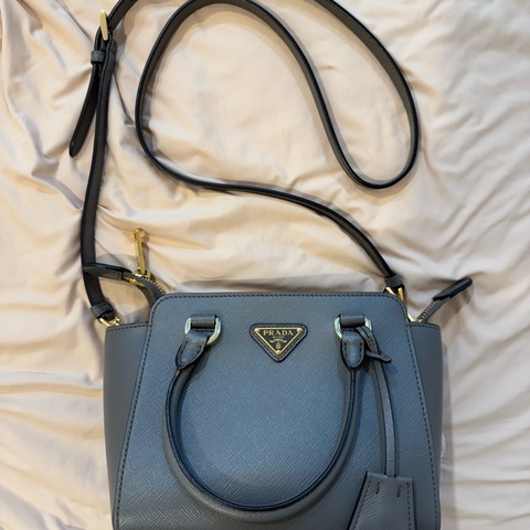 Prada Saffiano Cuir 小型手提包（灰色）