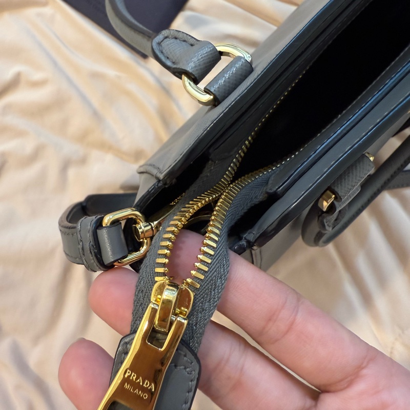 Prada Saffiano Cuir 小型手提包(灰色)-6