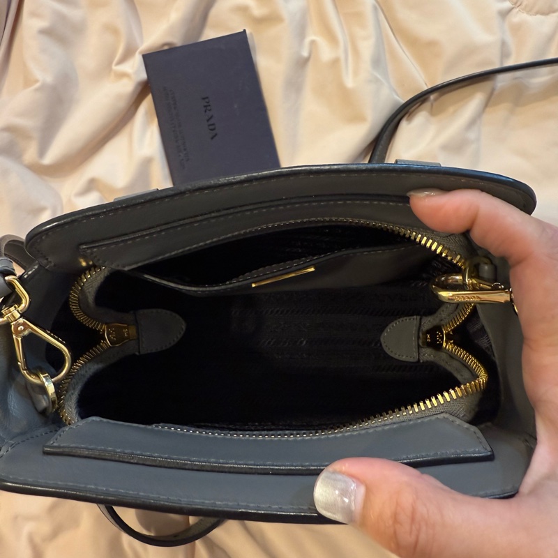 Prada Saffiano Cuir 小型手提包(灰色)-13