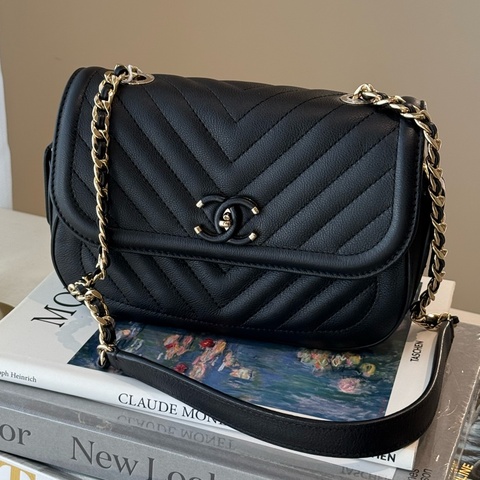 CHANEL 黑色V紋單肩包