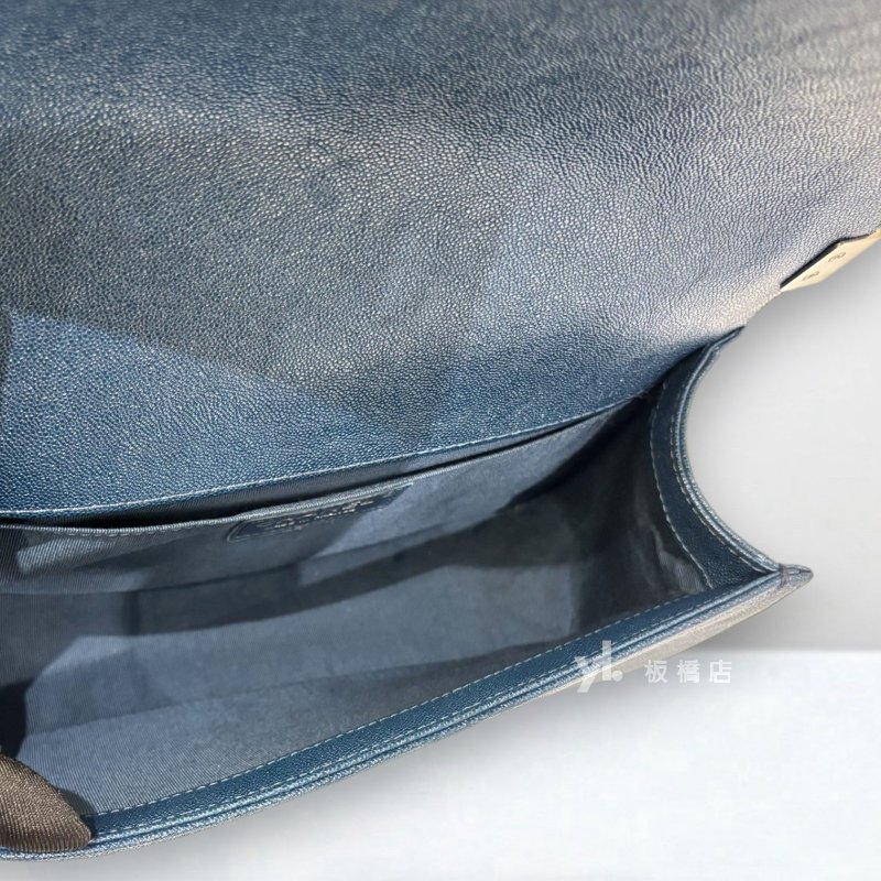 Chanel Boy深藍荔枝皮銀扣肩背包A67086-6