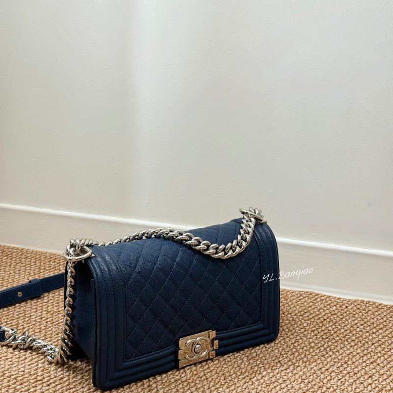 Chanel Boy深藍荔枝皮銀扣肩背包A67086-0