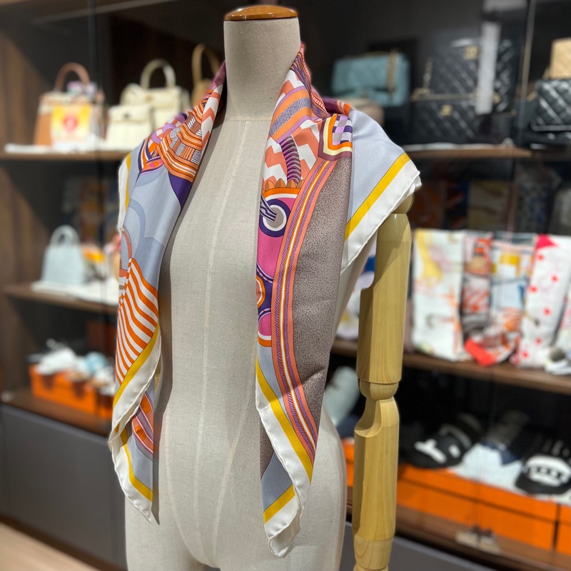 全新 特價🍊Hermes 愛馬仕 Silk scarf 90 絲巾🧣La Selle Imaginaire 幻想中的馬鞍-1