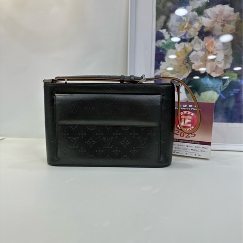 Louis Vuitton/路易威登 腋下包 LV都會系列。磨砂霧面質感，logo壓紋，稀有 可單肩可手提，肩帶可調整。包型挺括