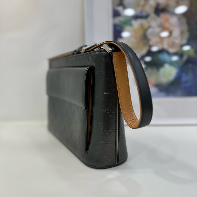 Louis Vuitton/路易威登 腋下包 LV都會系列。磨砂霧面質感,logo壓紋,稀有 可單肩可手提,肩帶可調整。包型挺括-4