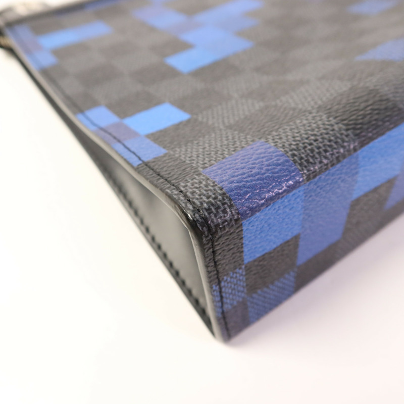 LOUIS VUITTON Damier Graphite Pixel Pochette Voyage MM銀扣手拿包-11