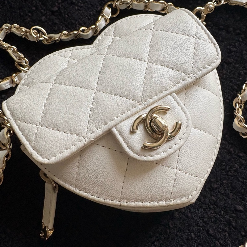 Chanel 愛心鏈帶包/腰包/斜背包 白色淡金釦-1