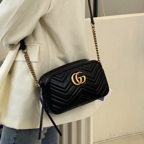 百搭必備款😍Gucci黑金馬蒙v紋橫版相機包單肩斜挎包📷