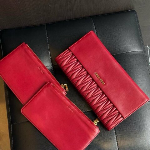 miumiu 手拿包 錢包大紅色羊皮 23*2*13cm 99新