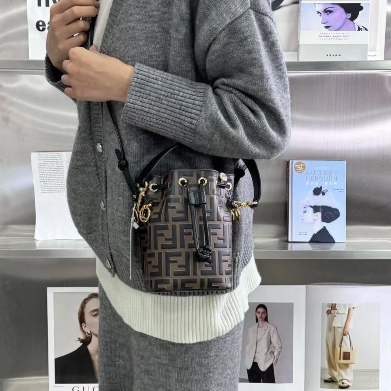 FENDI 棕色經典老花壓紋Mon Tresor 抽繩水桶包 12*18*10 99新配件塵袋-0