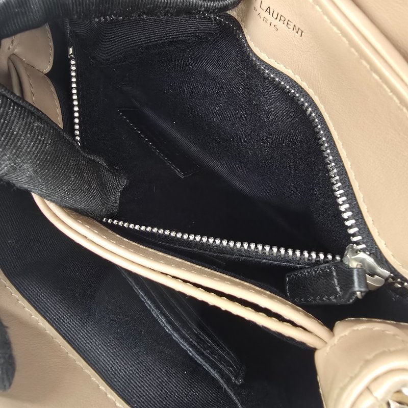 YSL Monogram Lou Lou V紋 小牛皮 斜背包-10