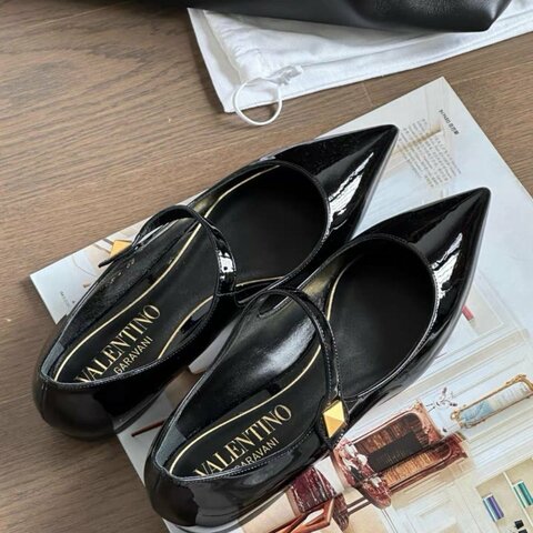 valentino tiptoe黑色漆皮尖頭卯釘平底鞋 38號 全新配件塵袋