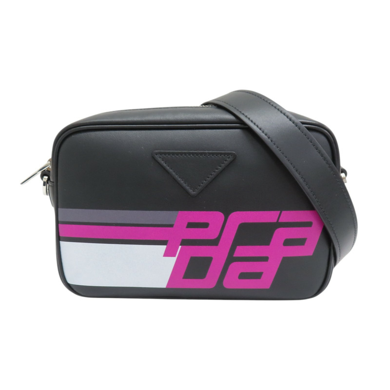 黑色 City牛皮 Racing Logo 相機包 肩背包【PRADA 普拉達】 1BH093-0