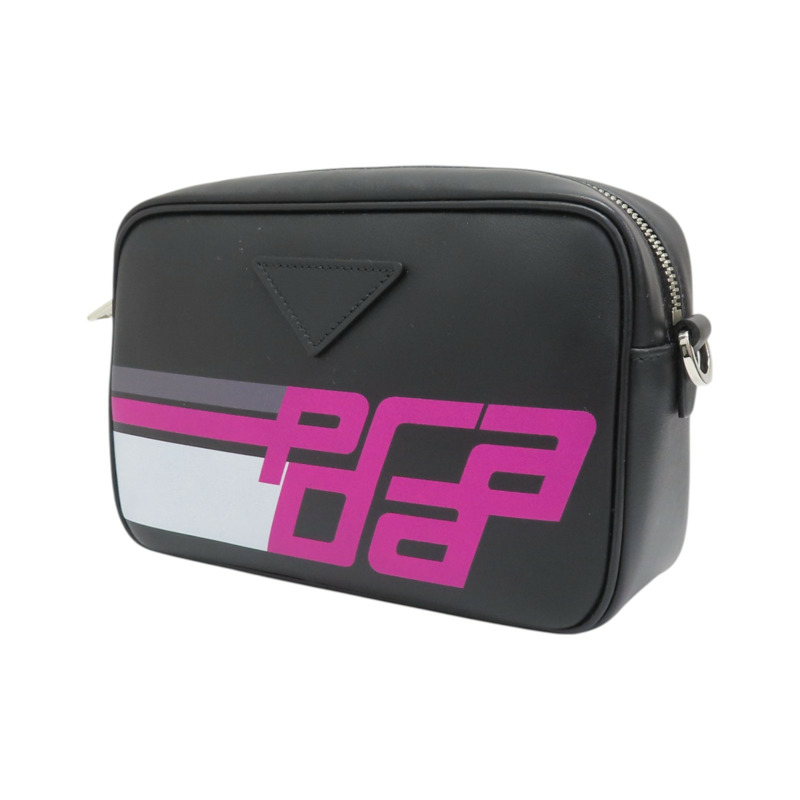 黑色 City牛皮 Racing Logo 相機包 肩背包【PRADA 普拉達】 1BH093-2