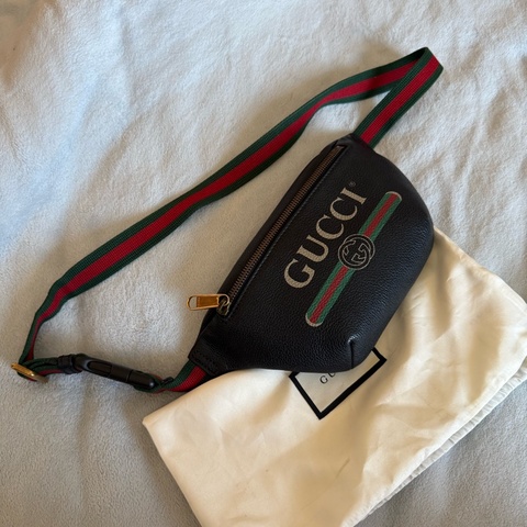Gucci 黑色牛皮印花腰包(小號）