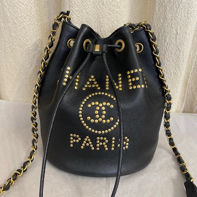 Chanel 黑金荔枝牛皮 卯釘logo 抽繩小水桶-0
