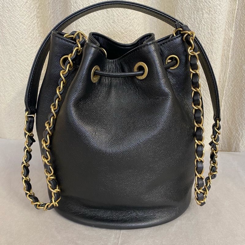 Chanel 黑金荔枝牛皮 卯釘logo 抽繩小水桶-1