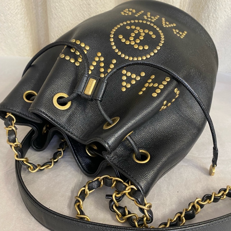 Chanel 黑金荔枝牛皮 卯釘logo 抽繩小水桶-2