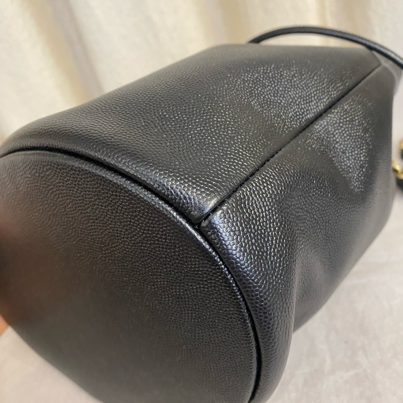 Chanel 黑金荔枝牛皮 卯釘logo 抽繩小水桶-4