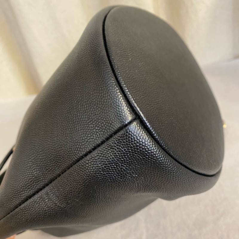 Chanel 黑金荔枝牛皮 卯釘logo 抽繩小水桶-5