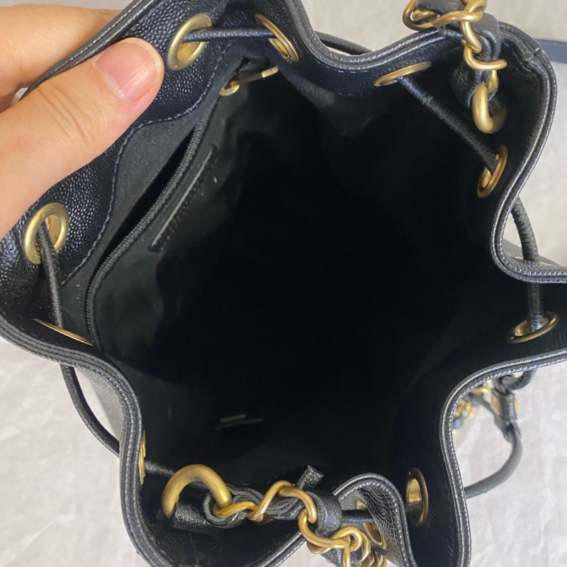 Chanel 黑金荔枝牛皮 卯釘logo 抽繩小水桶-6