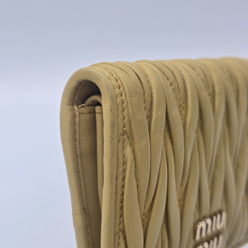 MiuMiu 繆繆 Matelassé納帕羊皮 奶油黃 三折 短夾-7