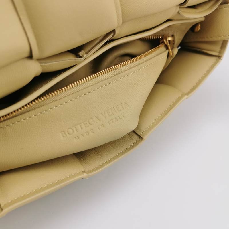 Bottega Veneta Cassette 羊皮 純色 Intreccio 編織 單肩包-7