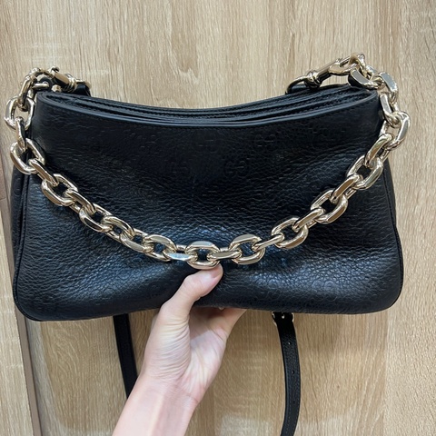 Gucci 黑牛皮壓紋Emblem淡金釦三層斜背包