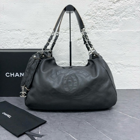 Chanel香奈兒 大雙c黑銀單肩hobo 機場系列 12開 慵懶隨意 鬆弛感拉滿 尺寸約45×32×14