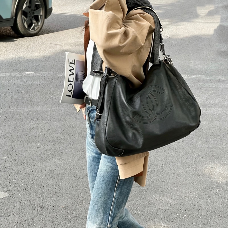 Chanel香奈兒 大雙c黑銀單肩hobo 機場系列 12開 慵懶隨意 鬆弛感拉滿 尺寸約45×32×14-6
