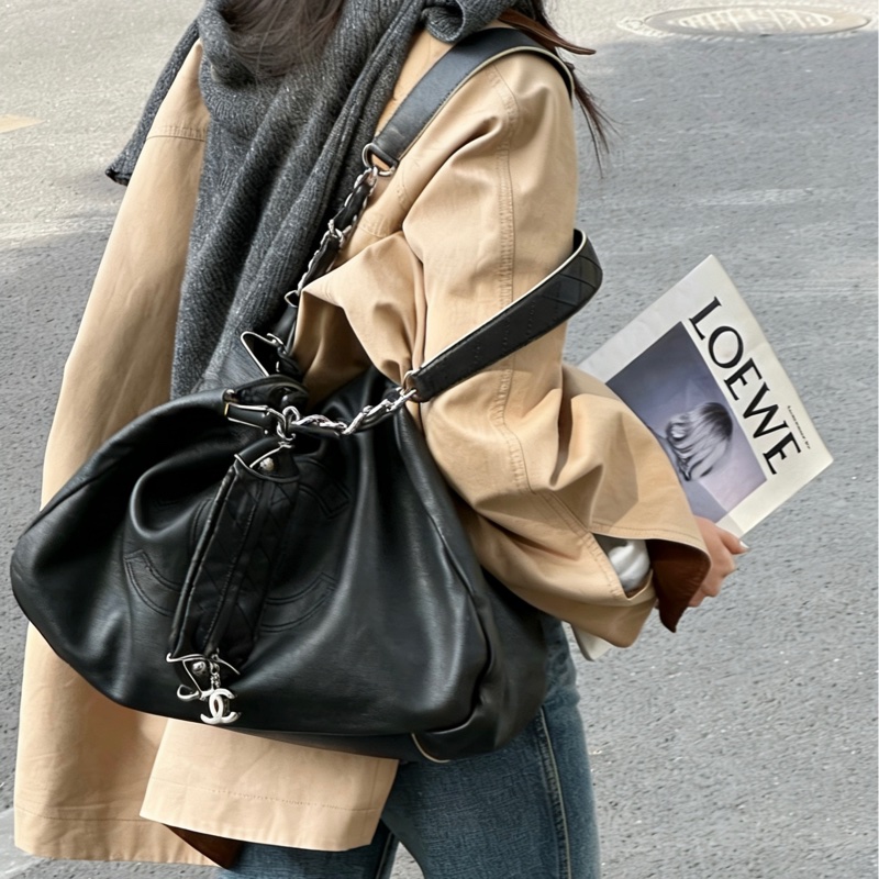 Chanel香奈兒 大雙c黑銀單肩hobo 機場系列 12開 慵懶隨意 鬆弛感拉滿 尺寸約45×32×14-7
