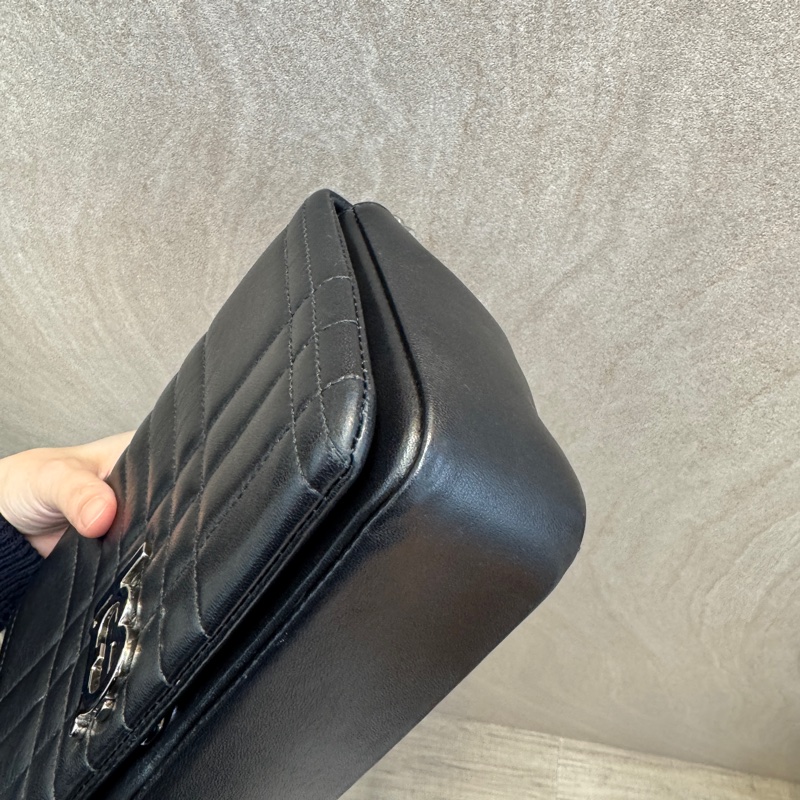 Burberry黑銀羊皮衍縫格紋TB LOLA小號側背包8059510-15