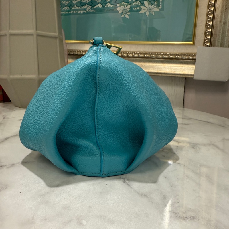 Loewe湖水藍牛皮金釦大象斜背包-2