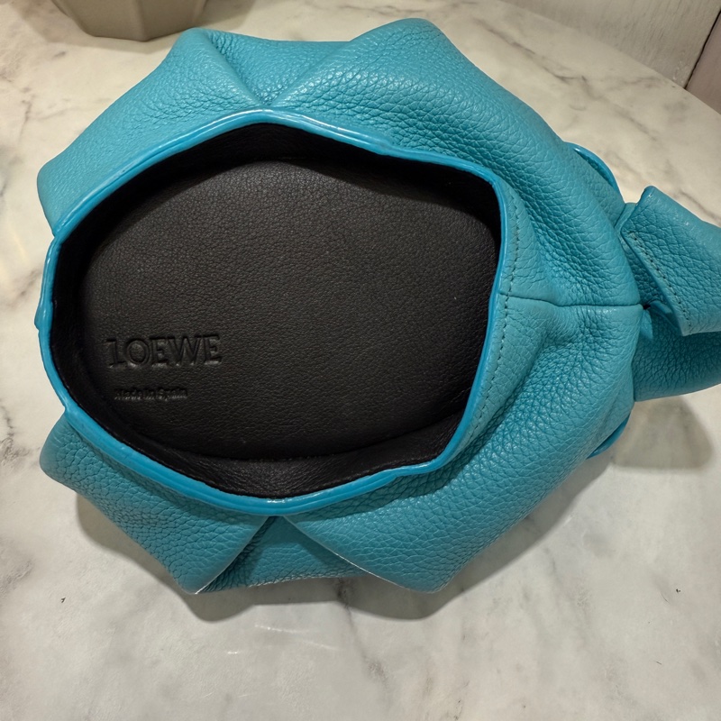 Loewe湖水藍牛皮金釦大象斜背包-3