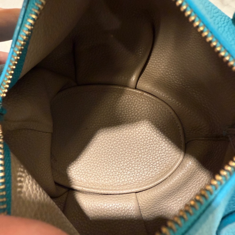 Loewe湖水藍牛皮金釦大象斜背包-4