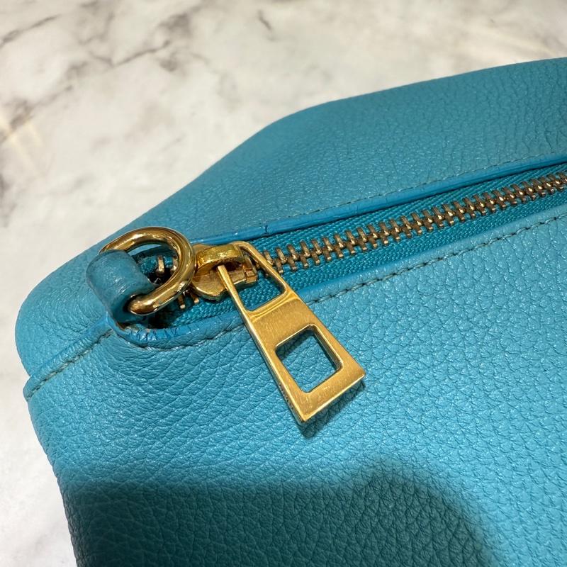 Loewe湖水藍牛皮金釦大象斜背包-8