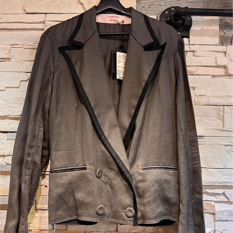 浪凡 lanvin 法國製 大劍領短版微落肩西裝外套 雙排扣 時髦 春裝 吊牌都在 45500 割愛售5880 近ㄧ折賣 男女都可以穿 ❤️吊牌都在 肩寬落肩約47cm 胸寬57衣長含領68 cm