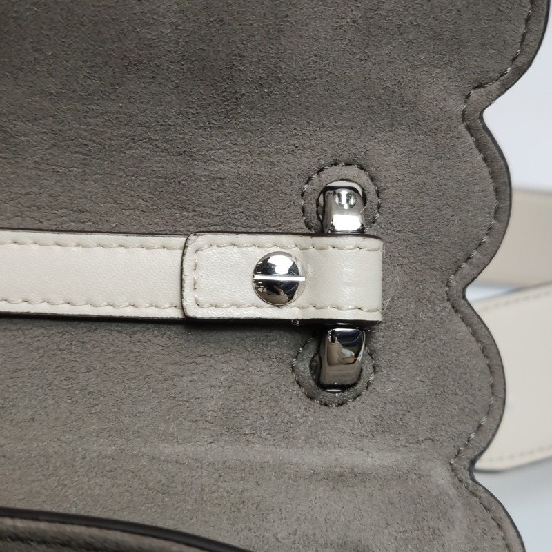 Fendi Kan I 中號 牛皮 蝴蝶結 圖案 鉚釘 封扣 斜背包 單肩包-12