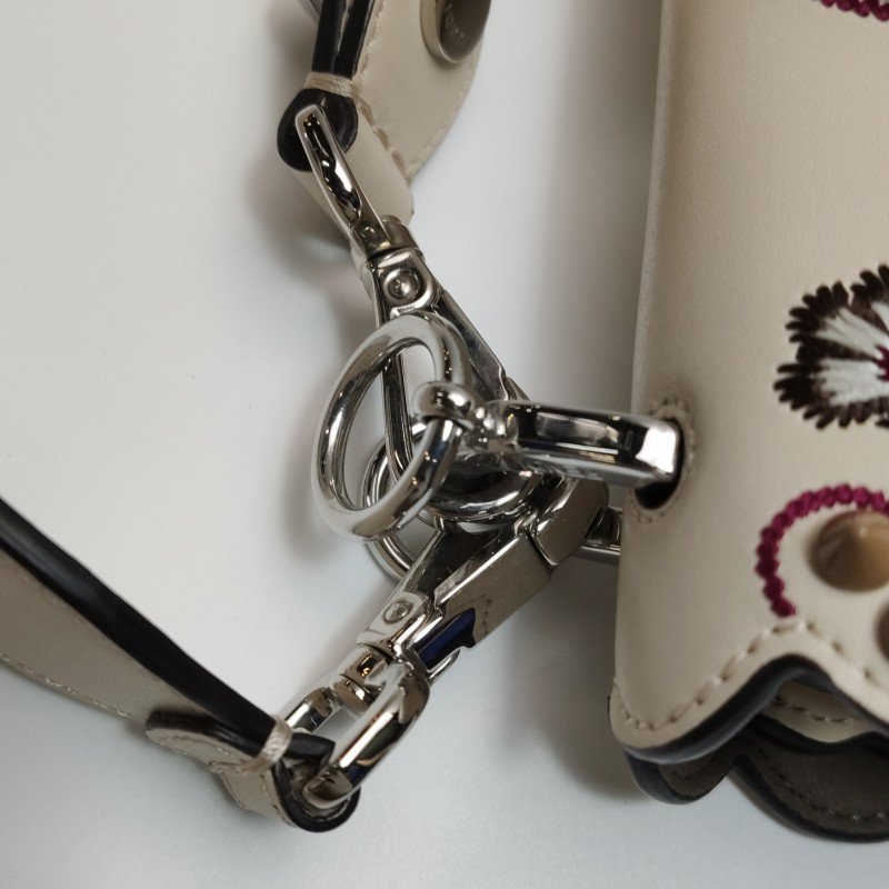 Fendi Kan I 中號 牛皮 蝴蝶結 圖案 鉚釘 封扣 斜背包 單肩包-14