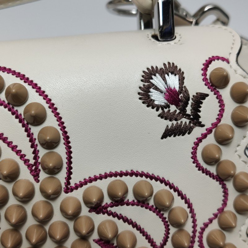 Fendi Kan I 中號 牛皮 蝴蝶結 圖案 鉚釘 封扣 斜背包 單肩包-17