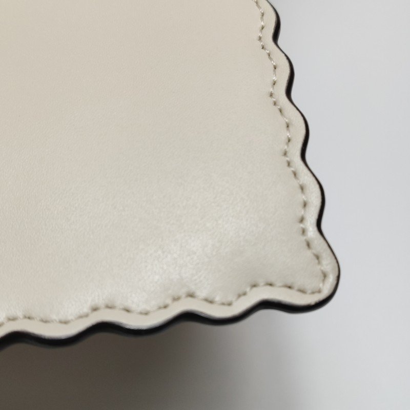 Fendi Kan I 中號 牛皮 蝴蝶結 圖案 鉚釘 封扣 斜背包 單肩包-18