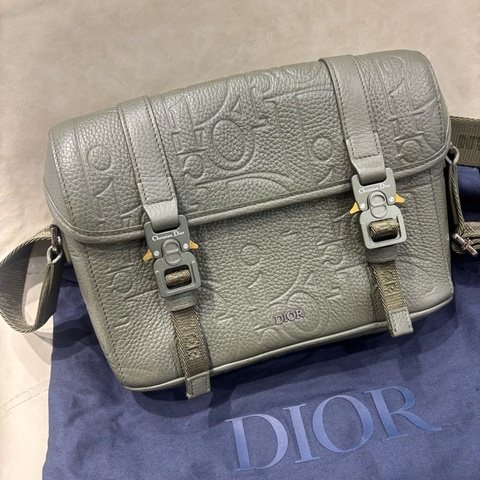 Dior Hit the road男款牛皮壓紋郵差包