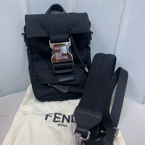 FENDI 芬迪黑色銀扣PVC斜孭袋 XA410