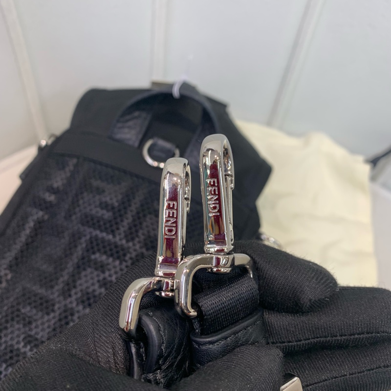 FENDI 芬迪黑色銀扣PVC斜孭袋 XA410-32