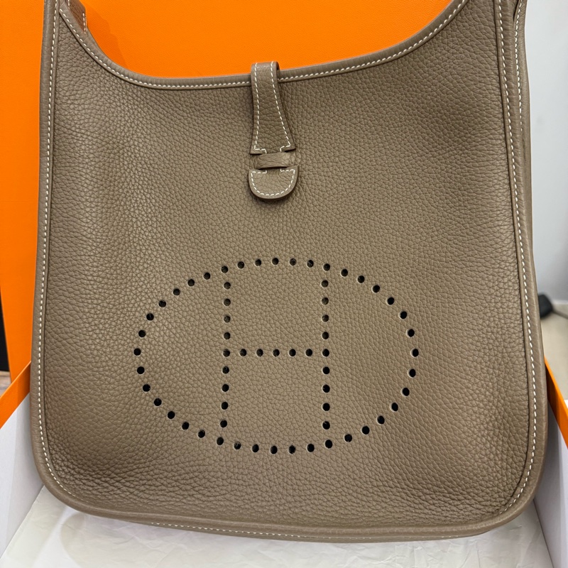 愛馬仕 Evelyne 大象灰 金扣29 日本購入 原廠盒 防塵袋 品牌名稱 :HERMES (愛馬仕) 商品名稱 :大象灰皮革 Evelyne29 肩背包 顏色:大象灰色(金扣) 材質:皮革 尺寸:W29cm x H31cm x D8cm 肩背帶:100cm 口袋: 掛鉤按鈕 提供小票-2