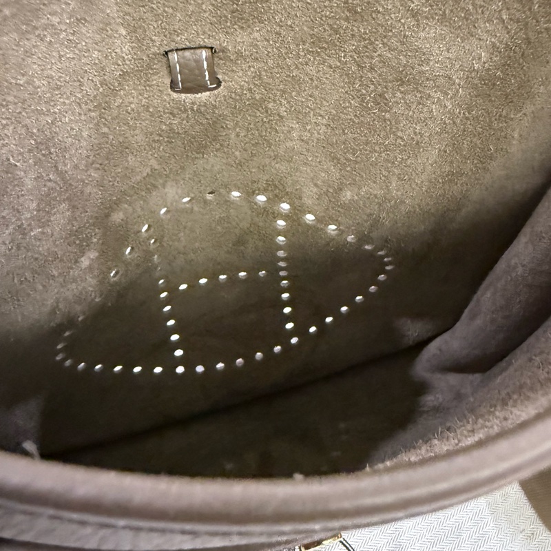 愛馬仕 Evelyne 大象灰 金扣29 日本購入 原廠盒 防塵袋 品牌名稱 :HERMES (愛馬仕) 商品名稱 :大象灰皮革 Evelyne29 肩背包 顏色:大象灰色(金扣) 材質:皮革 尺寸:W29cm x H31cm x D8cm 肩背帶:100cm 口袋: 掛鉤按鈕 提供小票-3