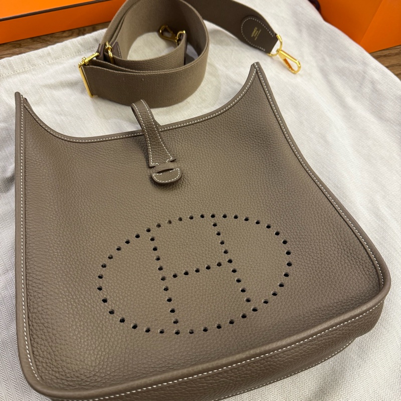 愛馬仕 Evelyne 大象灰 金扣29 日本購入 原廠盒 防塵袋 品牌名稱 :HERMES (愛馬仕) 商品名稱 :大象灰皮革 Evelyne29 肩背包 顏色:大象灰色(金扣) 材質:皮革 尺寸:W29cm x H31cm x D8cm 肩背帶:100cm 口袋: 掛鉤按鈕 提供小票-5
