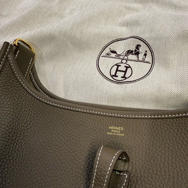 愛馬仕 Evelyne 大象灰 金扣29 日本購入 原廠盒 防塵袋 品牌名稱 :HERMES (愛馬仕) 商品名稱 :大象灰皮革 Evelyne29 肩背包 顏色:大象灰色(金扣) 材質:皮革 尺寸:W29cm x H31cm x D8cm 肩背帶:100cm 口袋: 掛鉤按鈕 提供小票-8