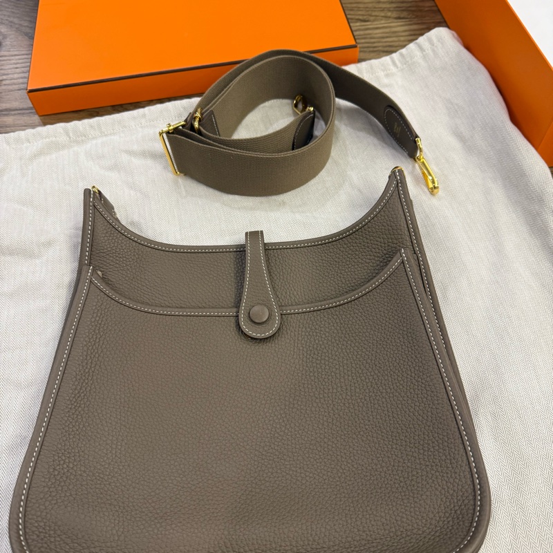 愛馬仕 Evelyne 大象灰 金扣29 日本購入 原廠盒 防塵袋 品牌名稱 :HERMES (愛馬仕) 商品名稱 :大象灰皮革 Evelyne29 肩背包 顏色:大象灰色(金扣) 材質:皮革 尺寸:W29cm x H31cm x D8cm 肩背帶:100cm 口袋: 掛鉤按鈕 提供小票-11